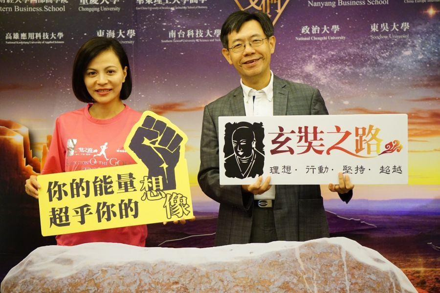 高雄市體育處長黃煜(右)與發起人劉愷莉。高雄市體育處提供圖片