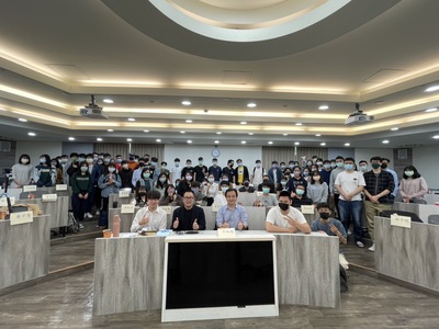 莊劍偉執行長(前排左二)、徐士傑教授(前排右二)與同學們合影圖片