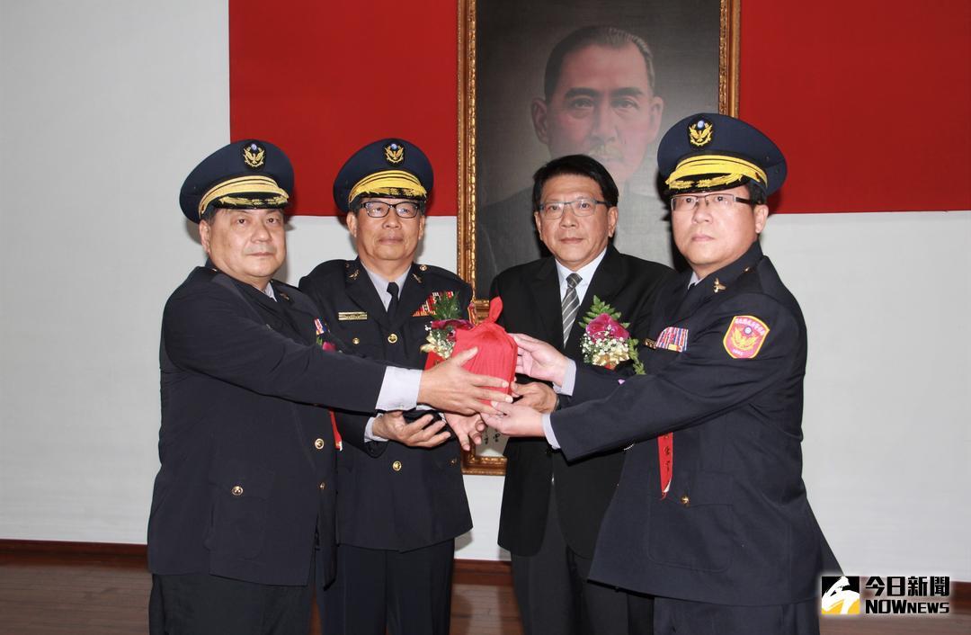 ▲屏東縣政府警察局卸新任分局長聯合交接典禮，由局長江雅文擔任監交人。（圖／記者陳宗傑攝,2018.02.07）圖片