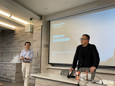 Professor Jack Shih-Chieh Hsu introducing CEO Ken Chuang