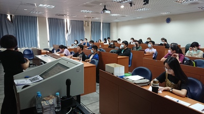 【活動報導】03/31英語學習角落系列講座- Hi America! How to apply for a degree program in USA圖片