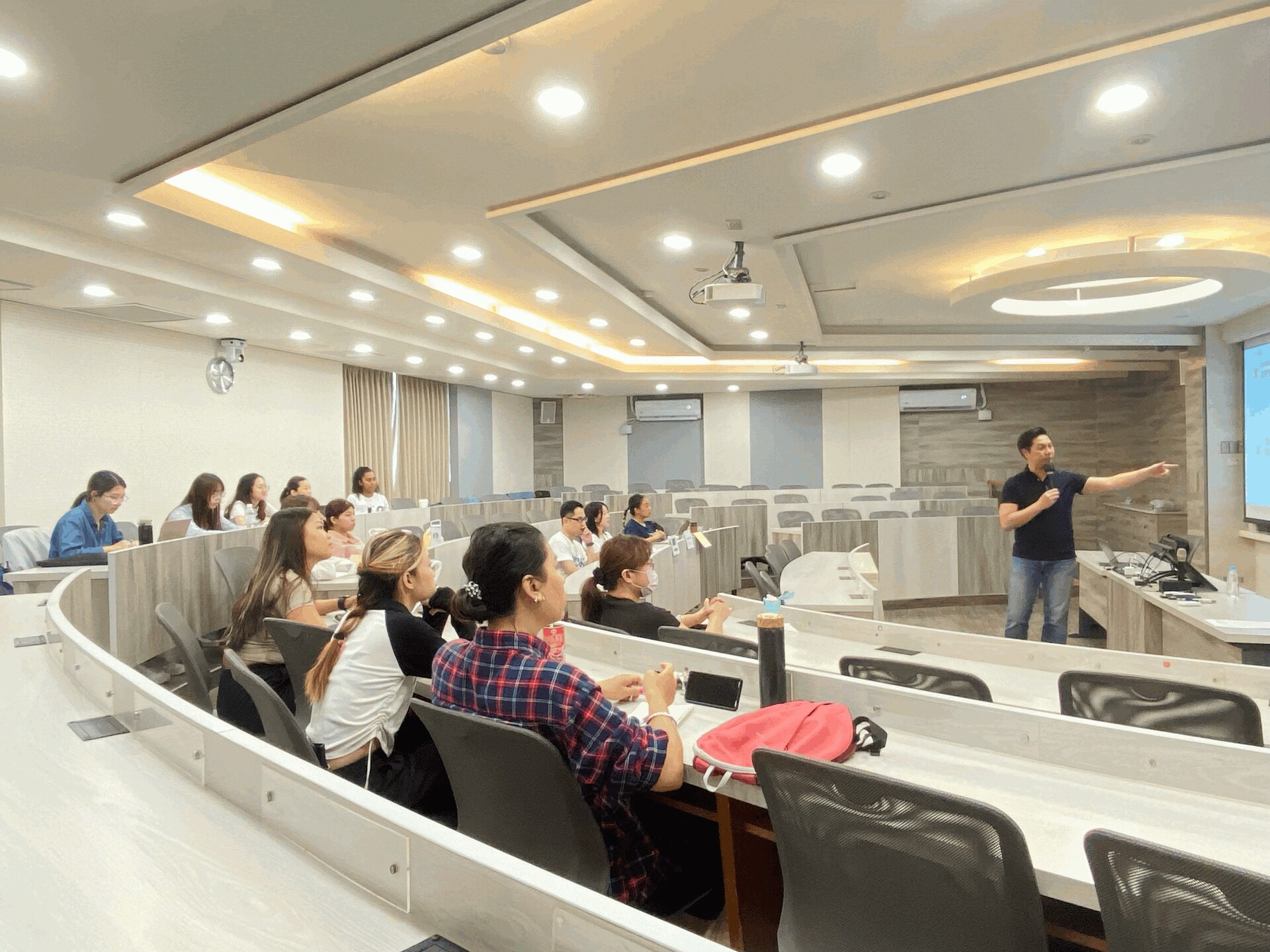 《112-2 GHRM608》 Be Brave to Embrace Loss: Insights from Charley Hu, SVP and Head of People Capability at TWImage