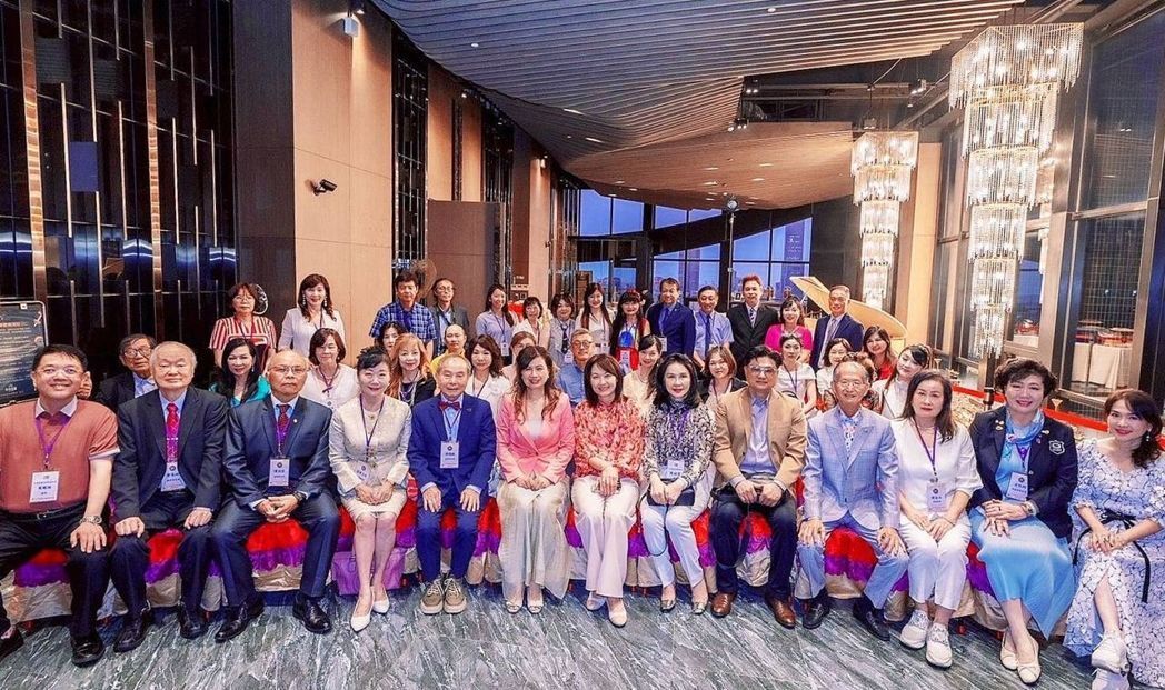 台灣傑出企藝菁英獎，正式揭曉得獎人名單，與會觀禮來賓、會員們合影。圖片