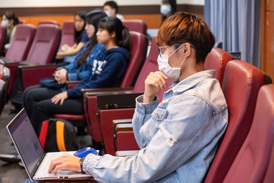 同學專心聆聽演講圖片