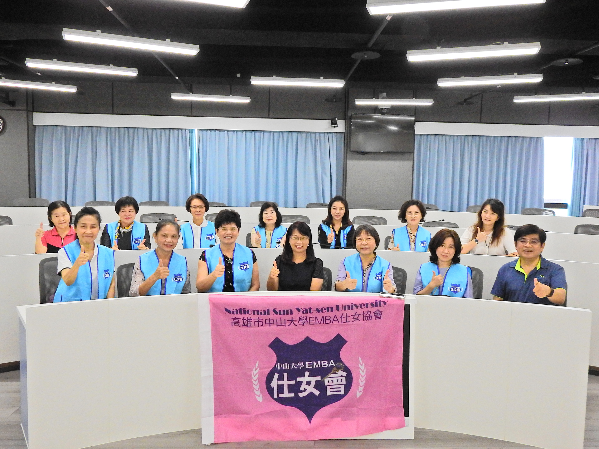葉淑娟院長(首排中間)、EMBA林豪傑執行長(首排右一)與中山EMBA仕女會大合影圖片