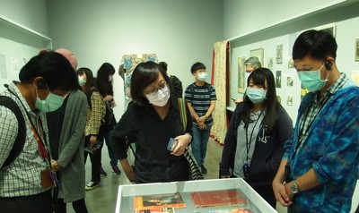 參與人員欣賞湯尼·奥斯勒（Tony Oursler）特展圖片