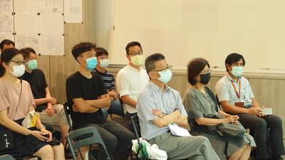 參與人員聆聽專講（畫面中到右：管院副院長郭瑞坤教授、聚和國際黃素美董事、中山社會系巴清雄助理教授）圖片