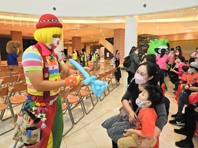 Clowns made balloons for the Slow-Flying Angels to play withImage