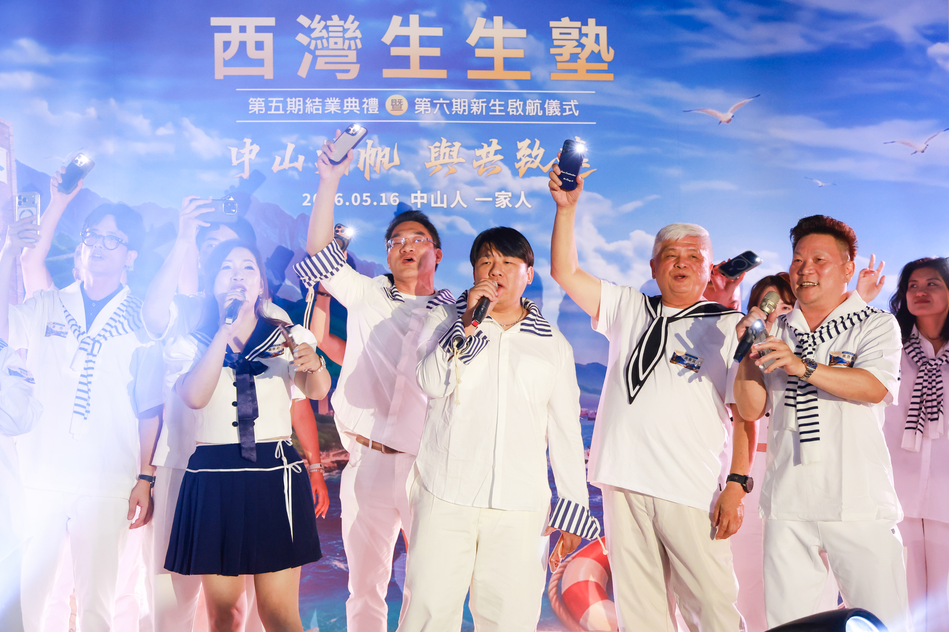 「淚光與星海交織！全場手電筒暖心舞動，感人合唱激盪出最深切的承傳情誼。」圖片