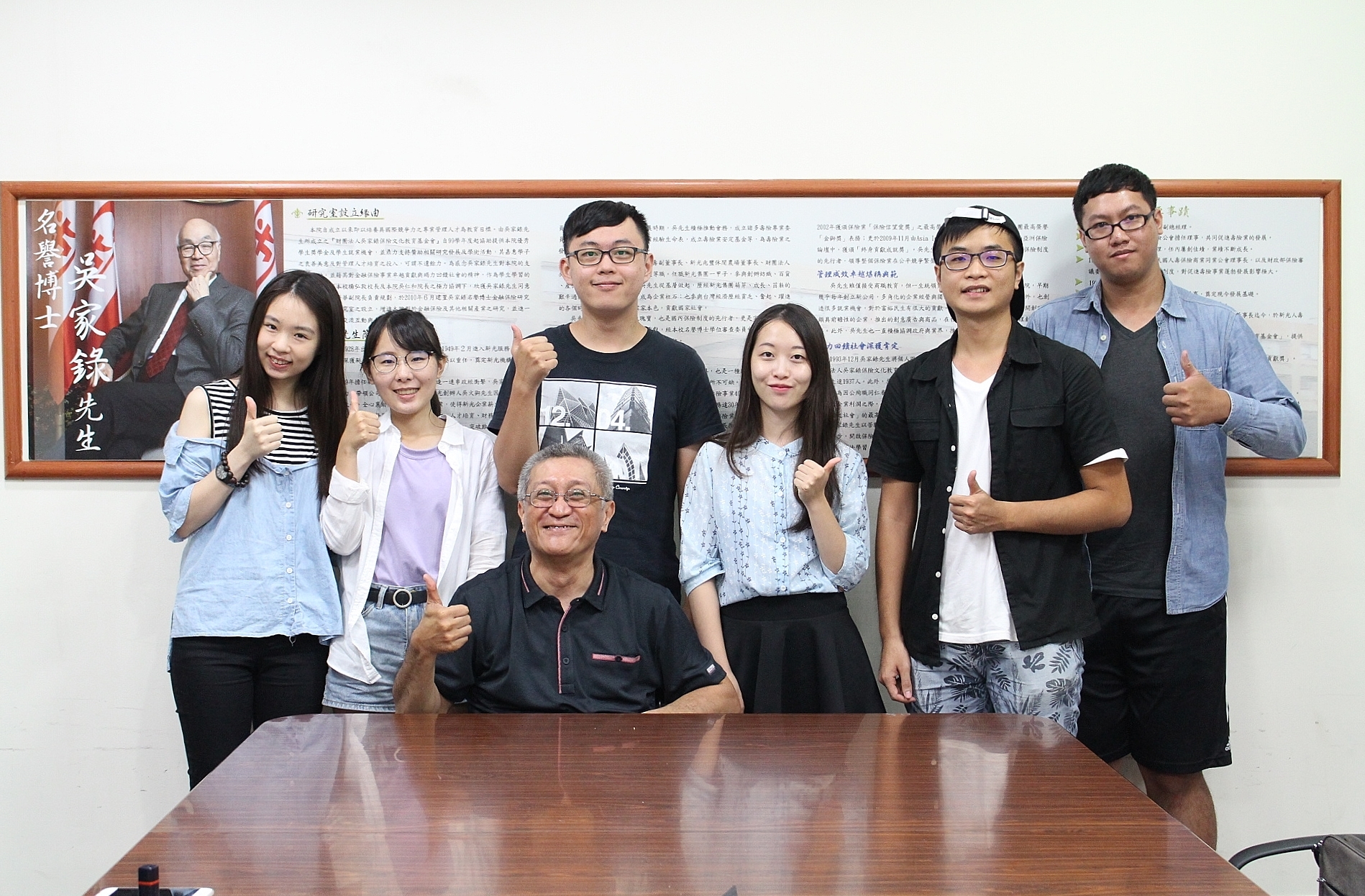 參與同學於課後分享心得,後排左起孟祥瑄、陳韻卉、陳正謀、唐思琪、劉育銘、吳昇欽