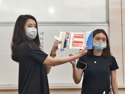 同學展示可根據場合變換尺寸的「變形皮包」原型圖片