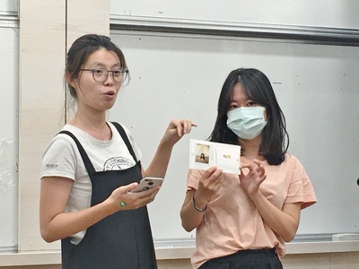學生說明「防走失皮包」的設計與功能圖片
