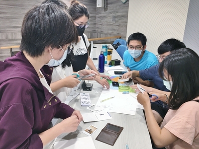 【管院特色課程】從產品開發到行銷策略  「行銷管理」創新皮包競賽科技感十足圖片