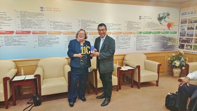 Chih-Wen Kuo (郭志文) exchanging souvenirs with Cindy Larive (left).Image