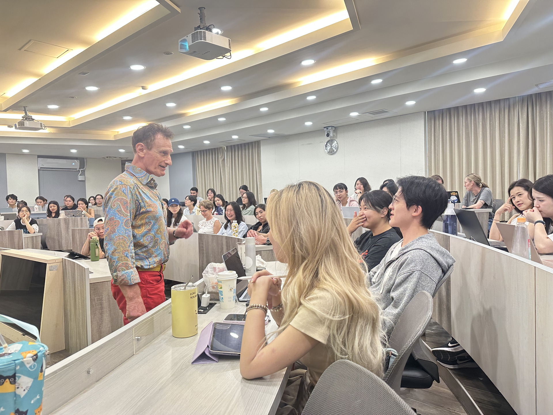 [IBMBA&GHRM MBA] From Value Creation to Global Risks: Prof. Loewy Shares Leadership Perspectives with StudentsImage