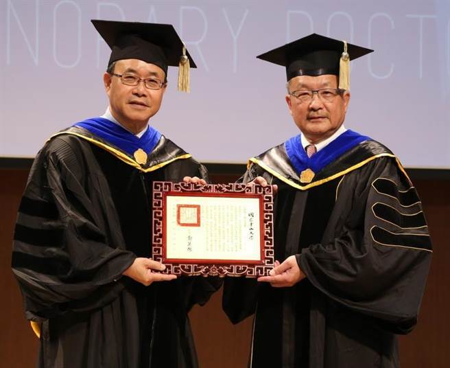 龍慶鋼鐵董事長謝進南獲頒中山大學名譽博士，左為中山大學校長鄭英耀。 （劉宥廷翻攝）圖片