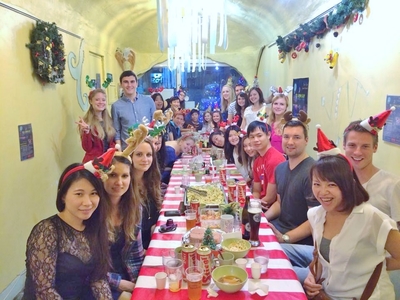 在台灣的奧地利餐廳過聖誕節，黃琡晴為右排第一位