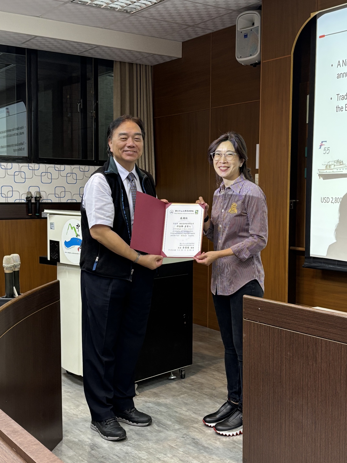 國際交流暨認證辦公室主任李英俊教授致贈感謝狀予邱家嬅女士圖片