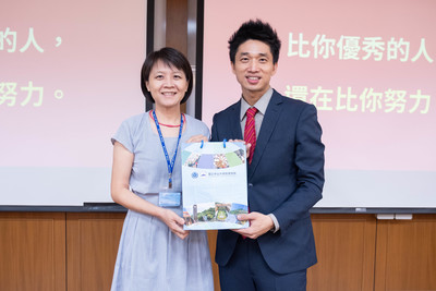 中山管院職涯發展辦公室林欣郁主任(左)致贈品予林奐名經理(右)圖片