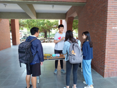 A member of the “Haihou Rensheng” team interacts with students at the team’s booth.