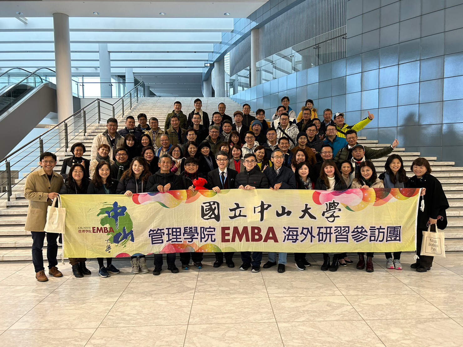 中山EMBA海外研習走訪日本千葉縣木更津市 Kazusa Akademia Hall，學長姐從高階管理與營運視角觀察複合式會議、展演場域的規劃與運作，拓展對不同產業與場域經營模式的思考。圖片
