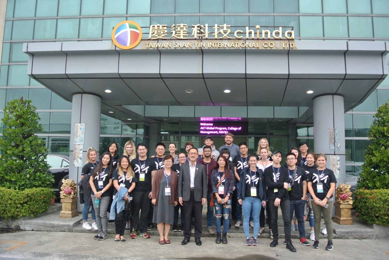 全體ACT全球商管學程學生與蘇國材總經理(中)合影圖片