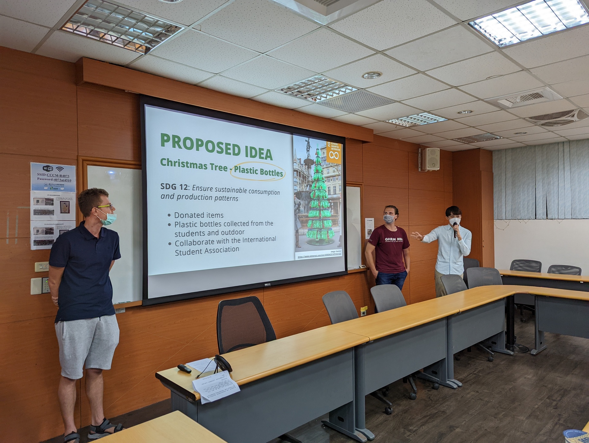 隊伍「Extraordinary HAM」搭配淨灘活動用寶特瓶、漁網製作聖誕樹。圖片