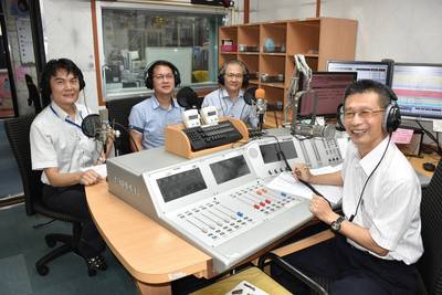 8月24日節目由中山公事所郭瑞坤教授(右)主持，(左起)高雄市政府資訊中心主任劉俊傑、高雄市議員林于凱及中山管院院長黃三益擔任嘉賓圖片