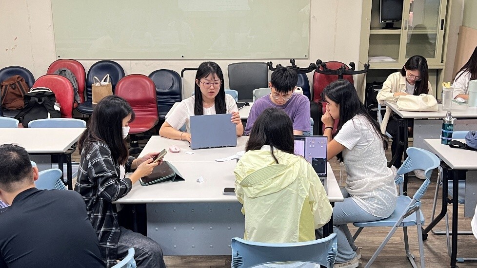 同學分組後針對抽到的情境進行討論並即時簡報製作圖片