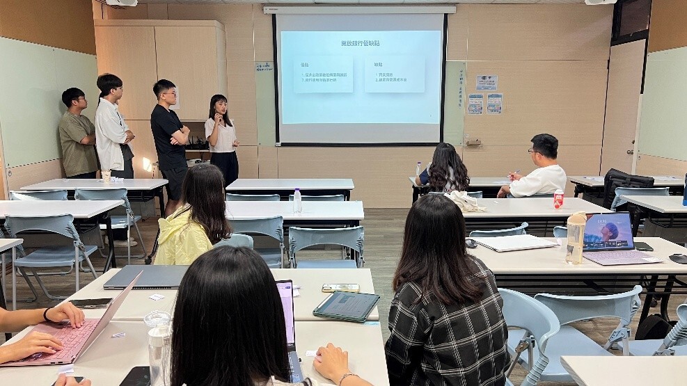 每組進行15分鐘的報告，並由學長姐延伸題問圖片