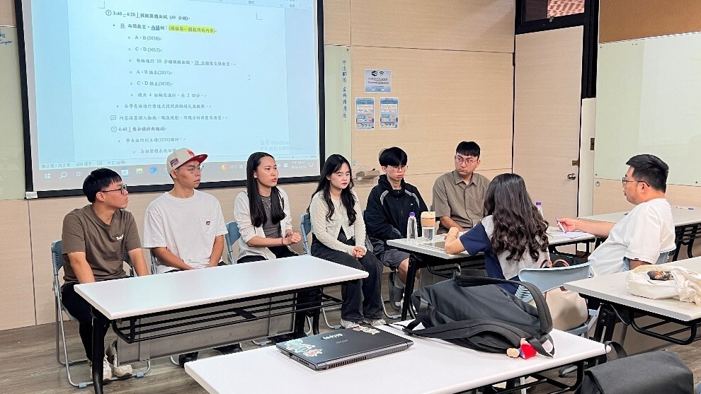 第二關團體面試，由學長姐擔任面試官進行30秒的自我介紹與延伸問答圖片