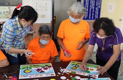 企業同仁及眷屬陪伴長輩共同完成作品圖片