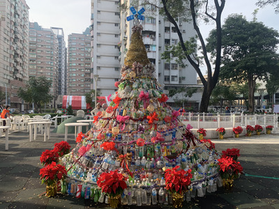 保特瓶化身為創意兼具環保意識的聖誕樹圖片