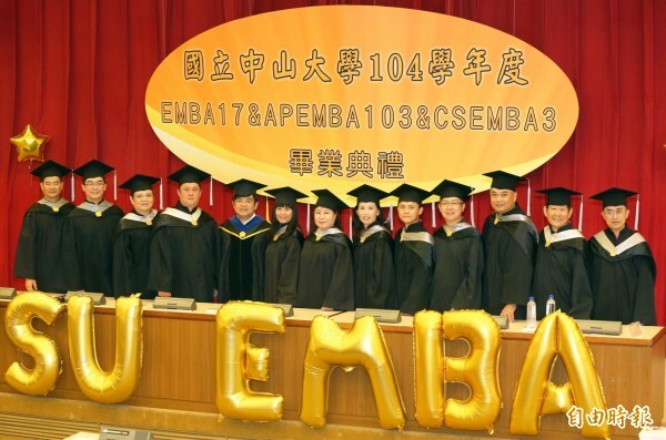 中山大學EMBA12位企業家畢業生，將個人創業與經營智慧，共同出書獻給學校。 （記者張忠義攝）圖片