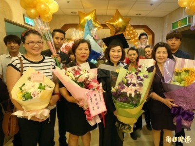 中山大學EMBA今天畢業典禮，親友們大陣仗向畢業生獻花祝賀。 （記者張忠義攝）圖片
