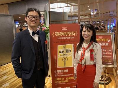 劉世琪（左）、蔡雅敏兩人都是醫師，但就讀中山EMBA打開人生另一扇窗。（柯宗緯攝）圖片