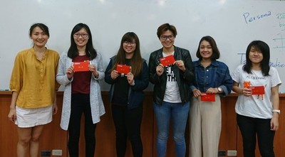 西灣學人現場舉辦抽獎活動，謝依恬與中獎人圖片