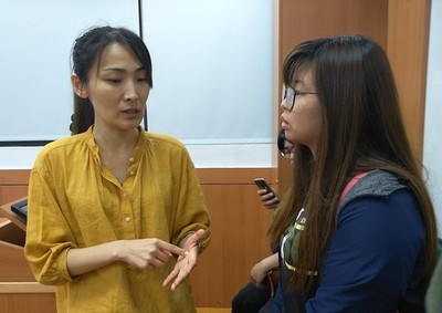 演講結束後謝依恬與聽眾交流圖片