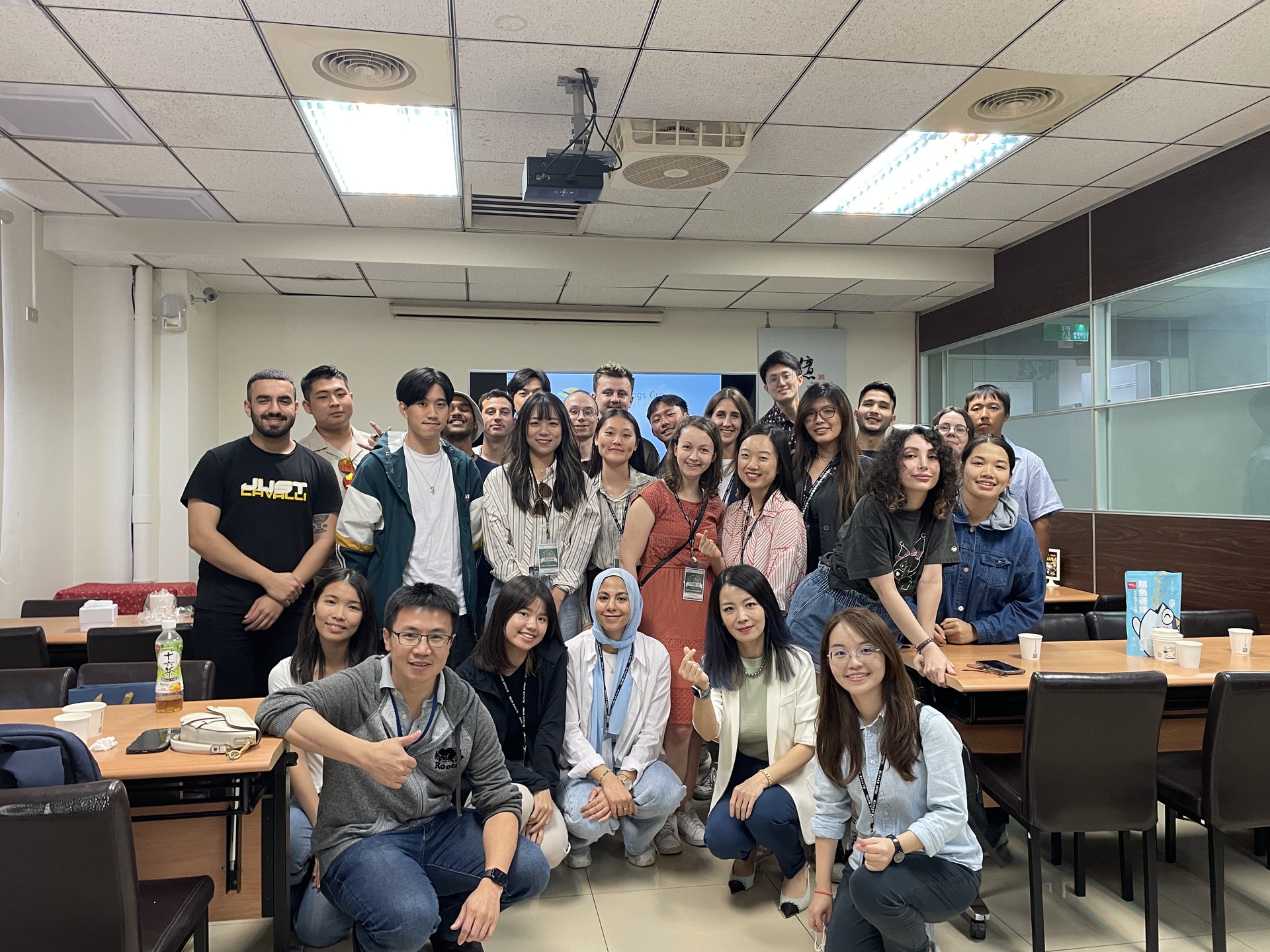 ACT學生於隆順漁業合影留念圖片