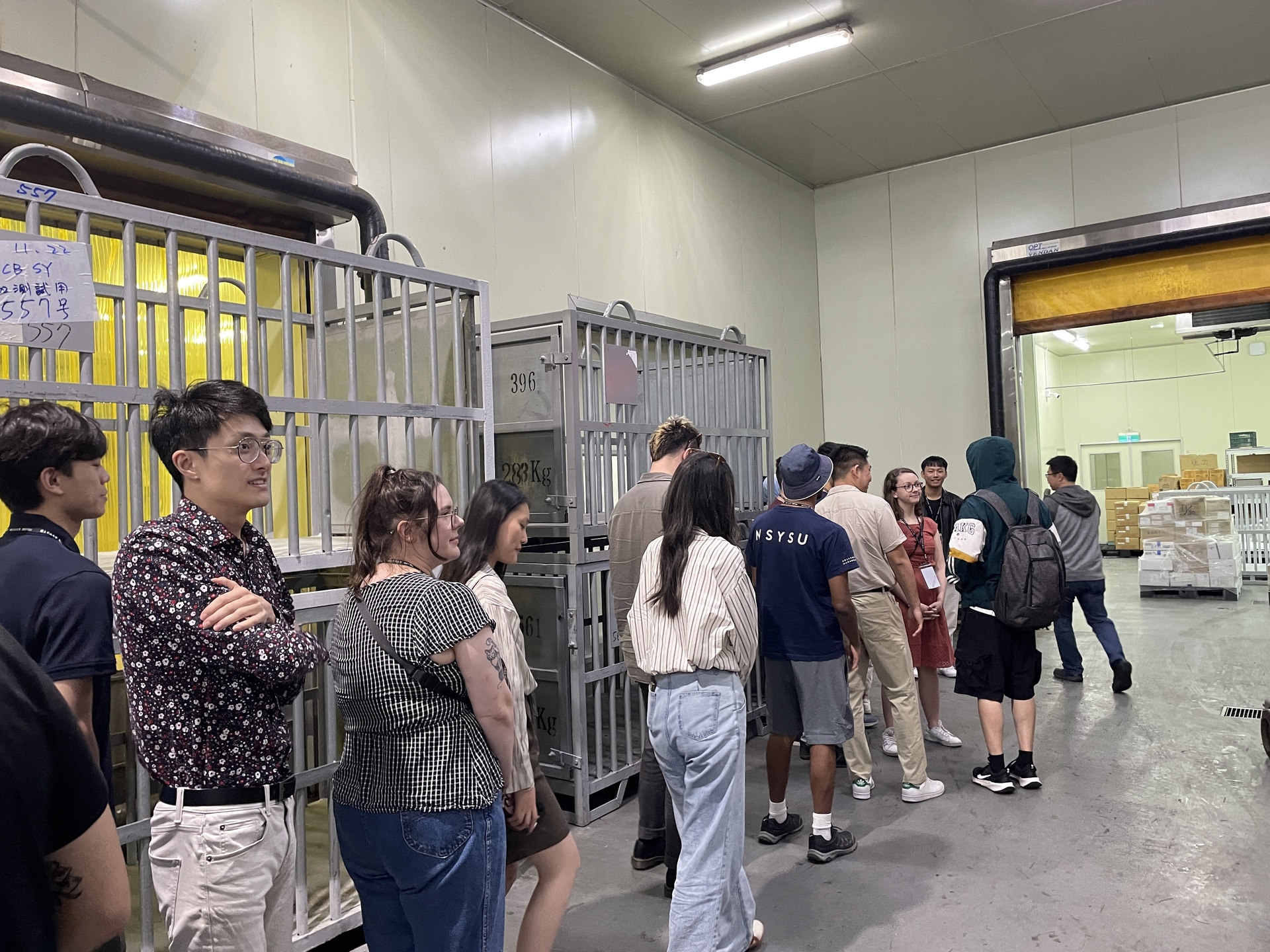 同學們參觀-18度低溫冷凍室，冷得抱胸取暖圖片