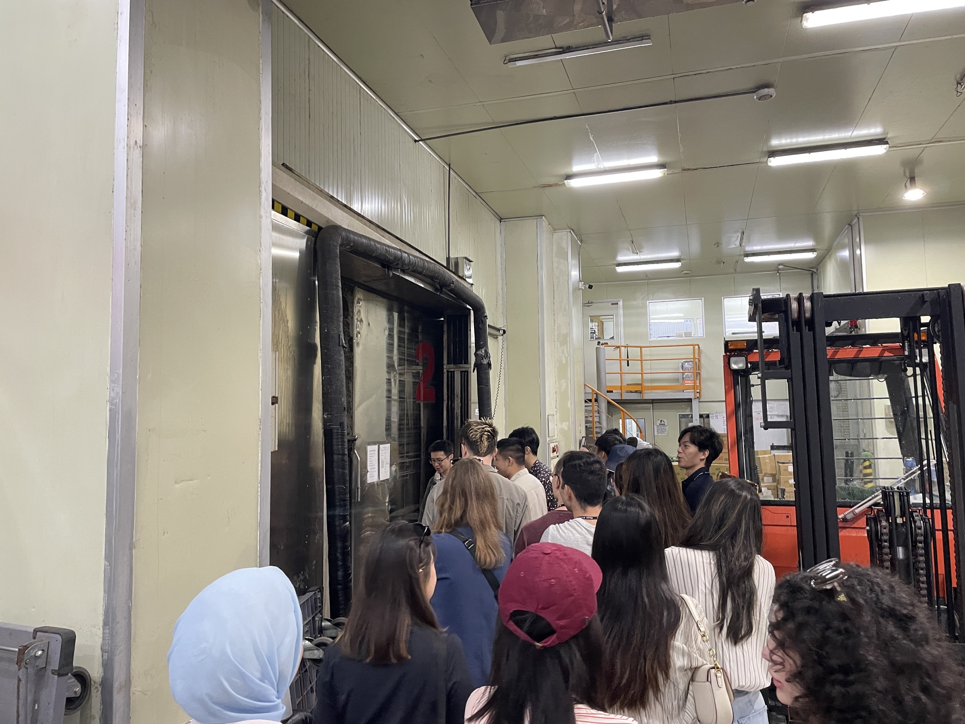 公司廠房處處有工具機協助運載等工作圖片