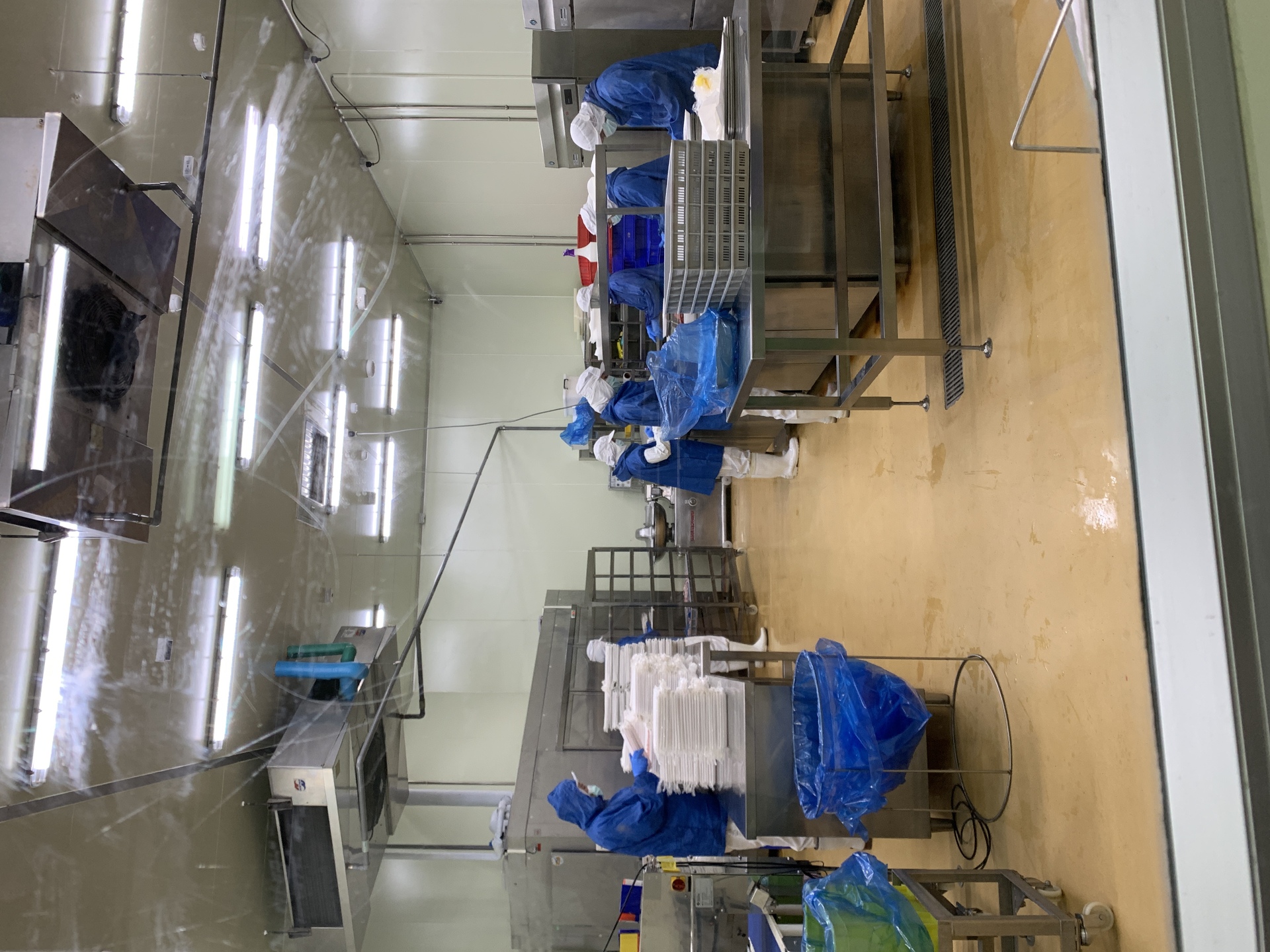 廠房員工正進行加工作業圖片