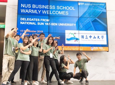 同學於新加坡國立大學商學院致歡迎詞前合影圖片