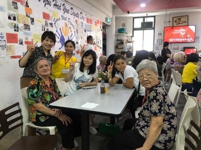 同學與到廚尊共餐的長輩聊天合影圖片