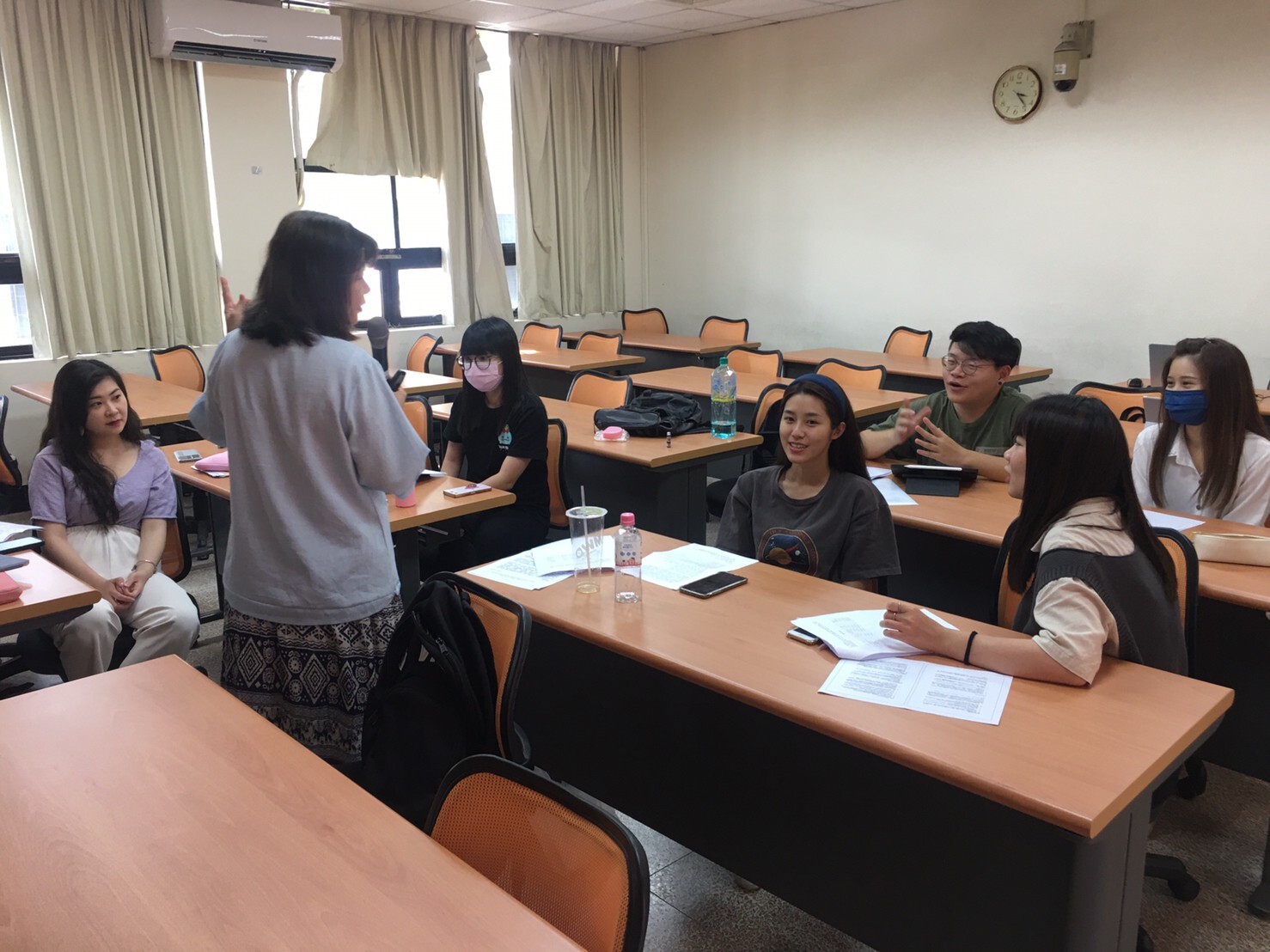 李雅靖老師帶領學生們進行個案反思圖片