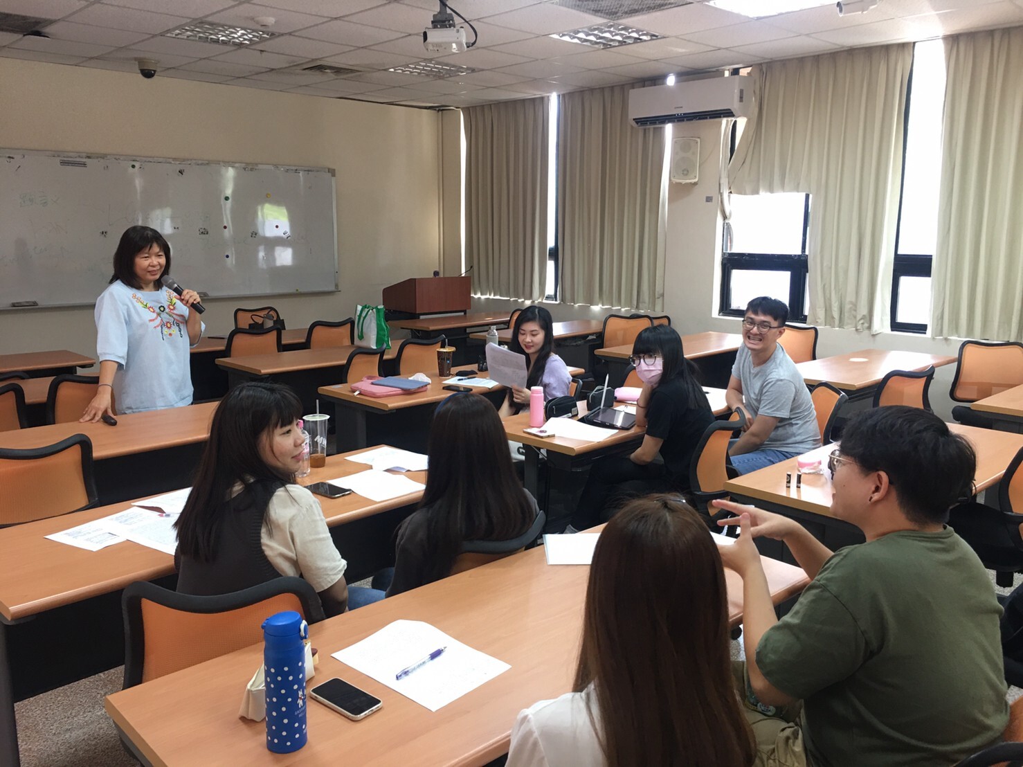 學生們踴躍發言，與李雅靖老師進行互動圖片