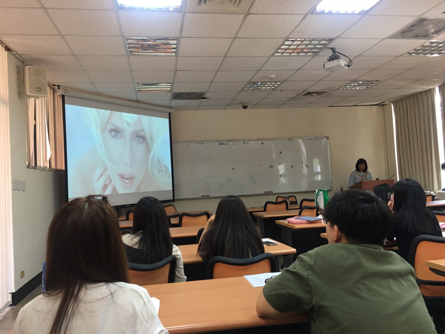 李雅靖老師播放Lady Gaga 歌曲MV，讓學生們認識其個人特色
