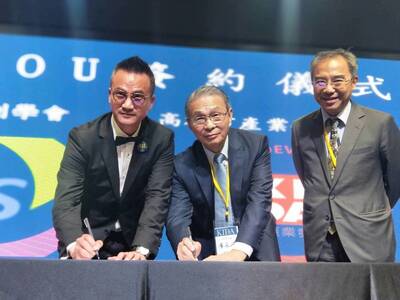 高雄產發會、台復新創學會簽訂合作意向書(MOU)，未來雙會將共創嶄新的新創交流平台。圖為謝育仁(左)、台復新創學會創會會長廖永源(中)。 戴佑真／攝影圖片