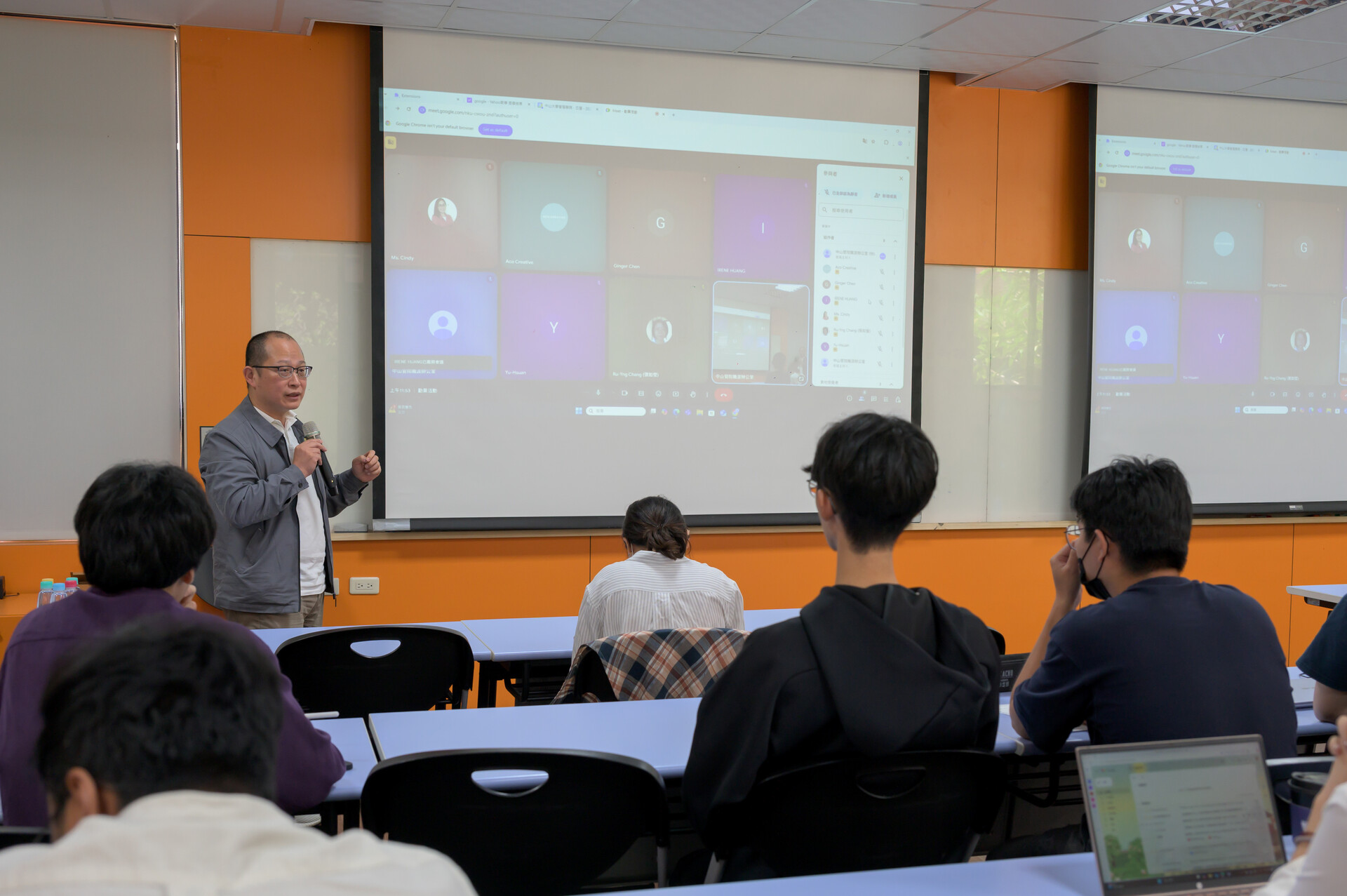 Deputy Managing Director Harry Huang warmly engaged with questions from students and guests.