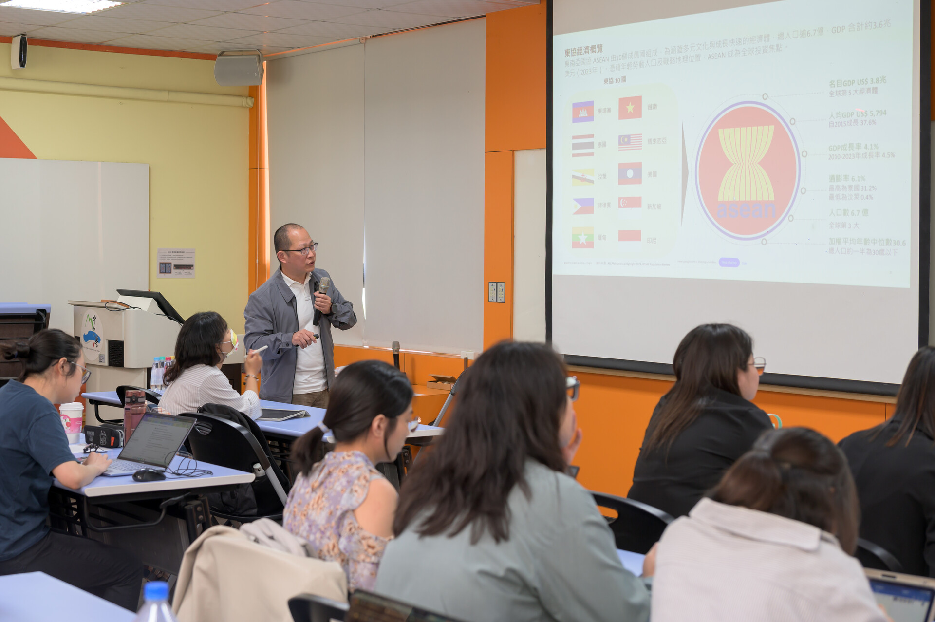 黃俊榮副總經理解析東協與印度市場現況,說明企業如何因應供應鏈重組與地緣政治挑戰,同學專注聆聽。
